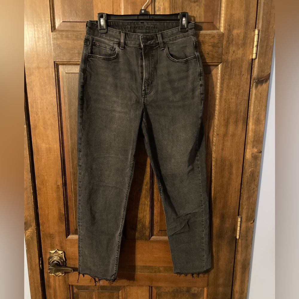 EUC Black wash American Eagle Mom Jeans size 6